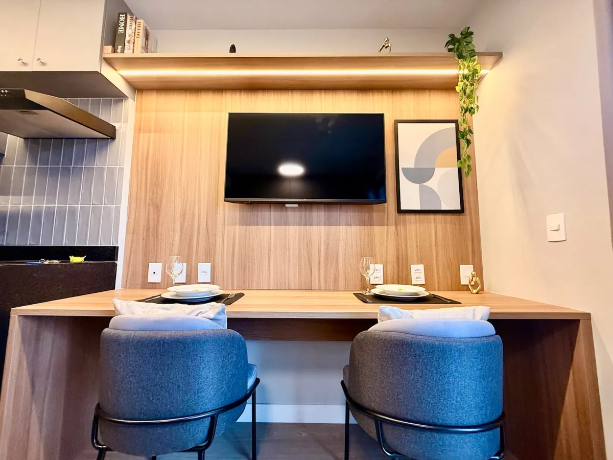 Bancada com duas banquetas e TV