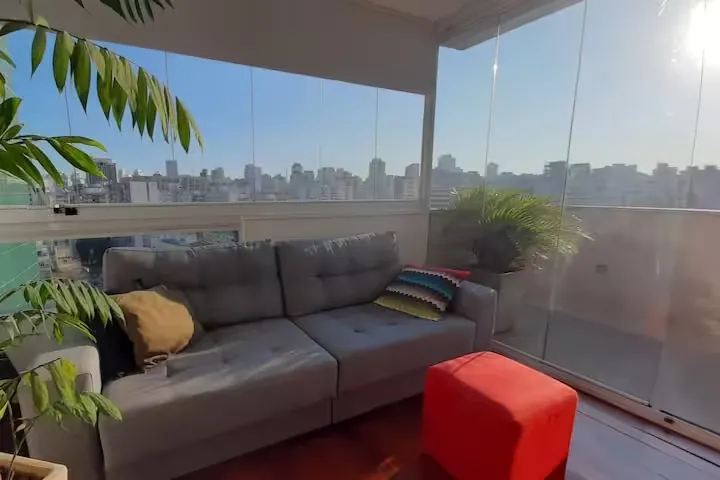 Varanda do apartamento em Higienópolis em dia de sol