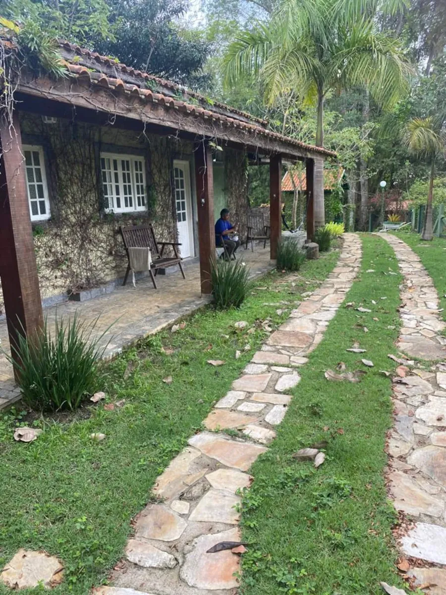Jardim e varanda da pousada Ecos Jatobá